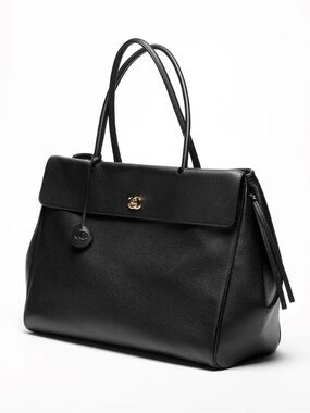 SPRING SUMMER 2026
LARGE
SHOPPING BAG
Grained Calfskin & Gold-Tone Metal
Black